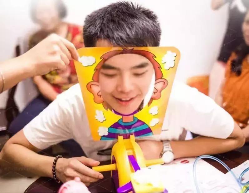 适合两个伴郎伴娘做的堵门游戏,整蛊伴郎几个游戏合适