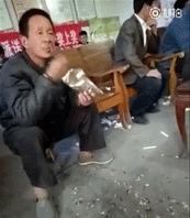 老外开始学中国人嗑瓜子了,老外开始学中国话