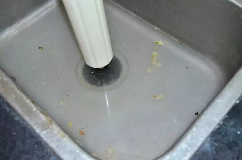 下水道堵了别着急教你一招,下水道堵了用铁丝疏通