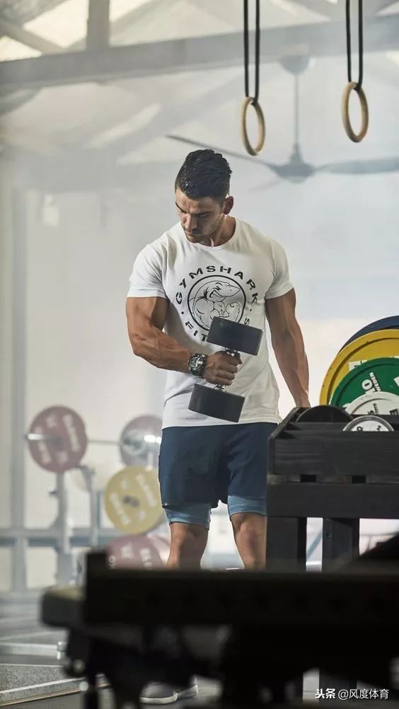 健身肌肉男穿衣搭配图片,肌肉男在健身穿衣搭配