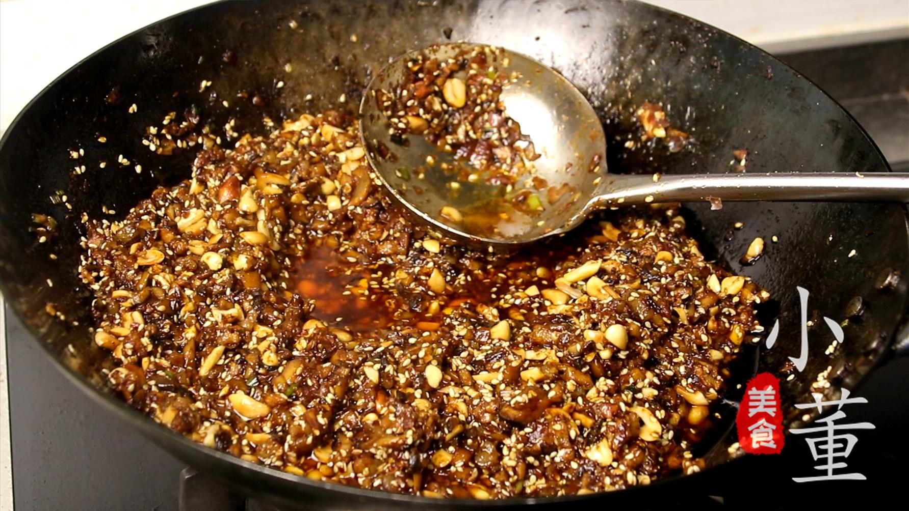 小董制作香菇酱,香菇酱不要辣椒