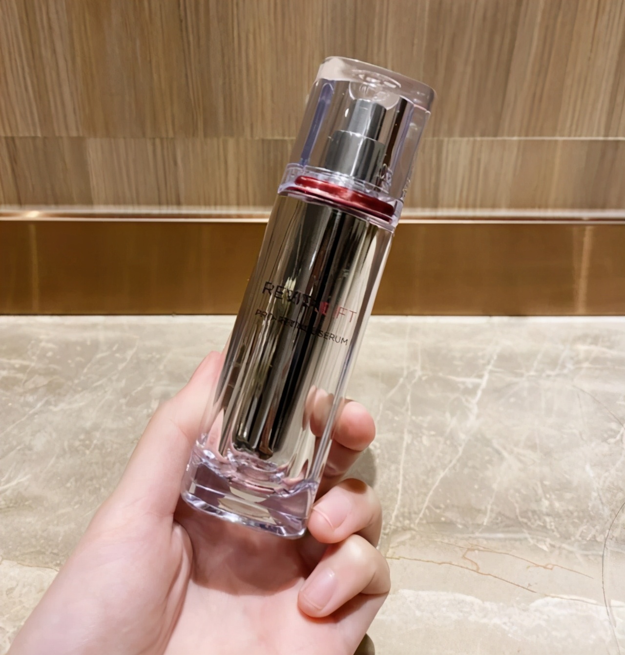 什么精华液好用？这些精华可以美白补水收缩毛孔，还能紧致肌肤