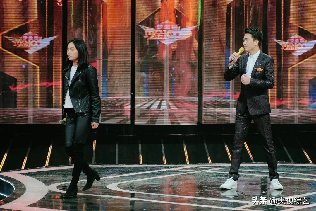 老爷爷篮球表演震撼全场,75岁大爷炫酷球技秀