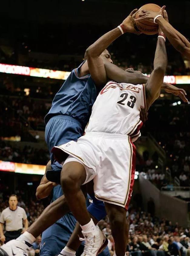 詹姆斯被恶犯打进球,詹姆斯生涯十大恶犯集锦