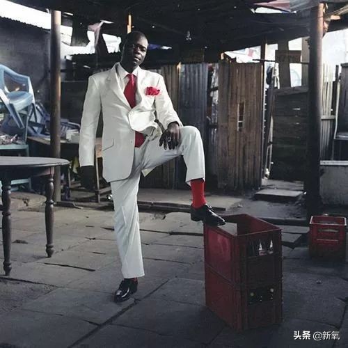 捡垃圾也要穿名牌,非洲贫民窟绅士精致起来有多野?