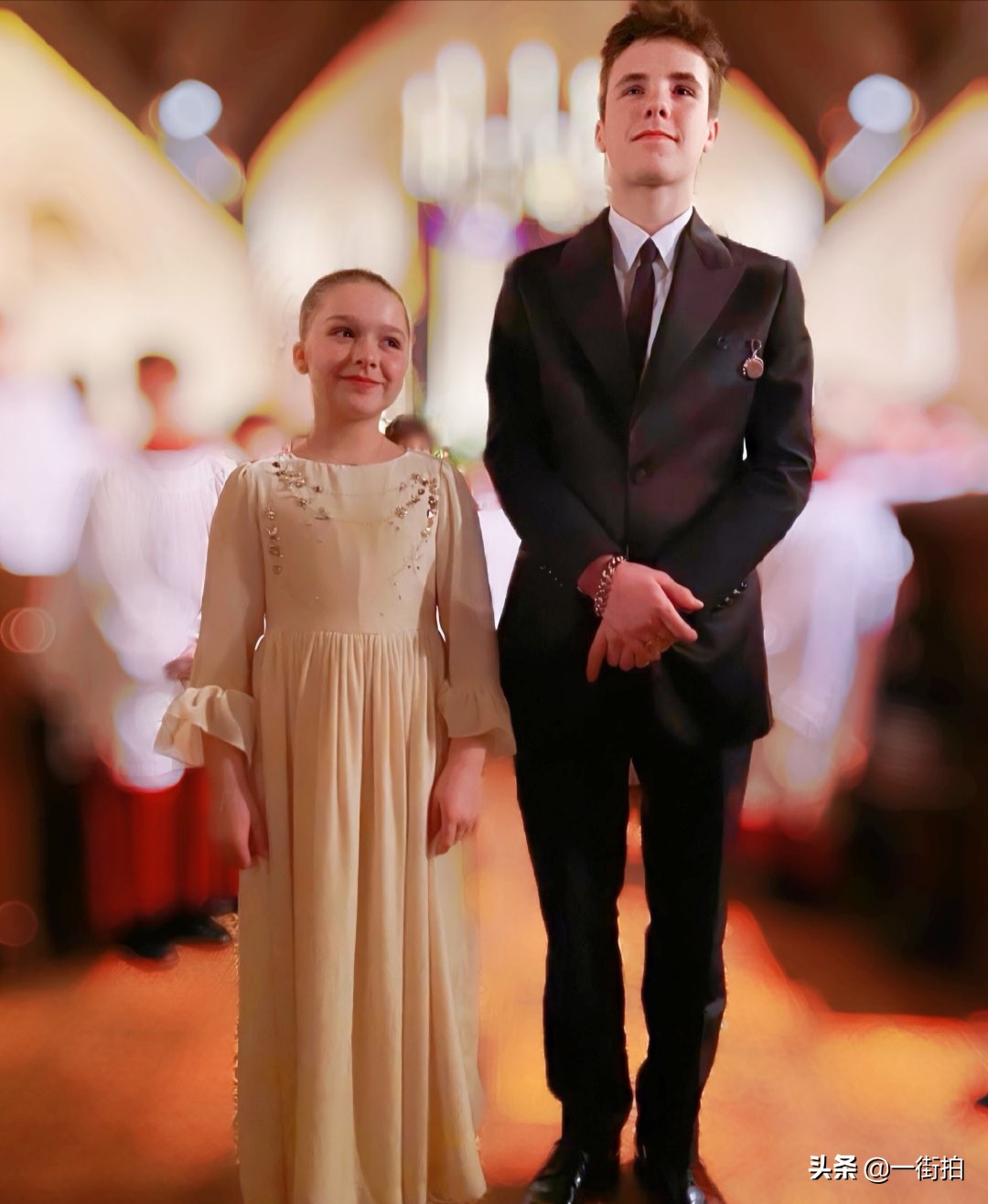 小七贝克汉姆小时候穿吊带裙,贝克汉姆与小七照片