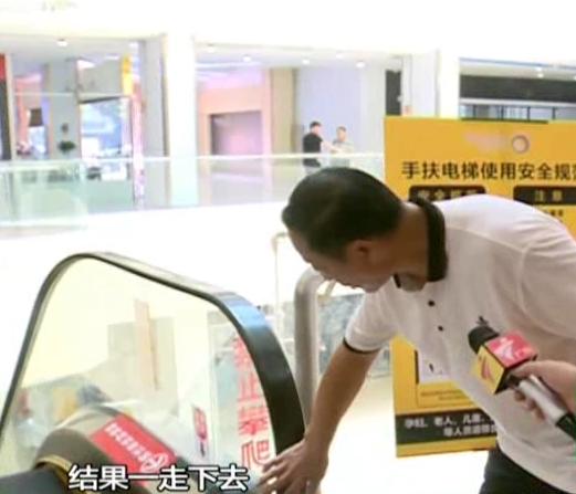 小孩子手被超市扶梯卡,小孩坐手扶梯被夹