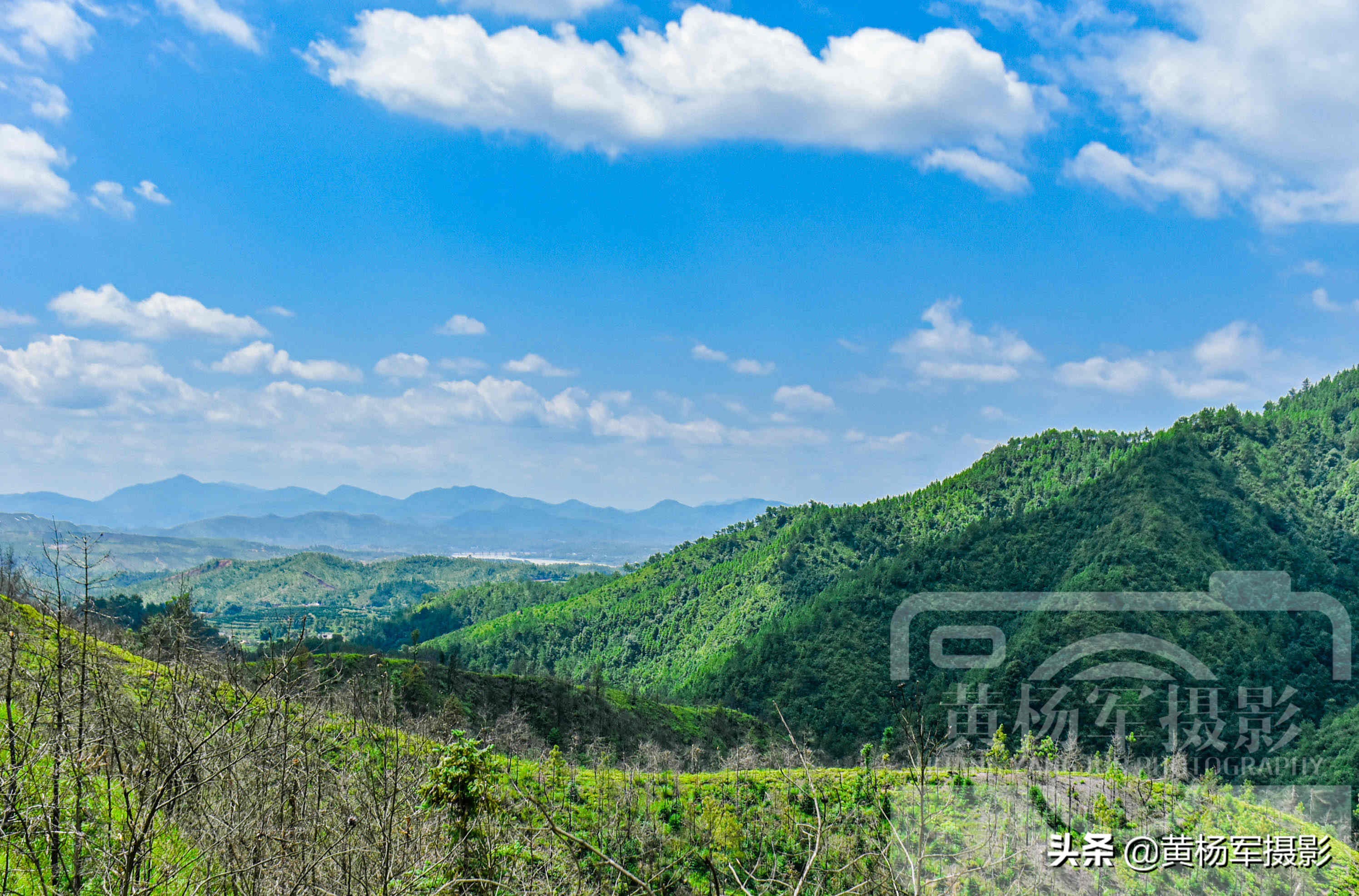 赣州于都县于山的美丽风光，蓝天白云下的绵延青山景色如画，很美