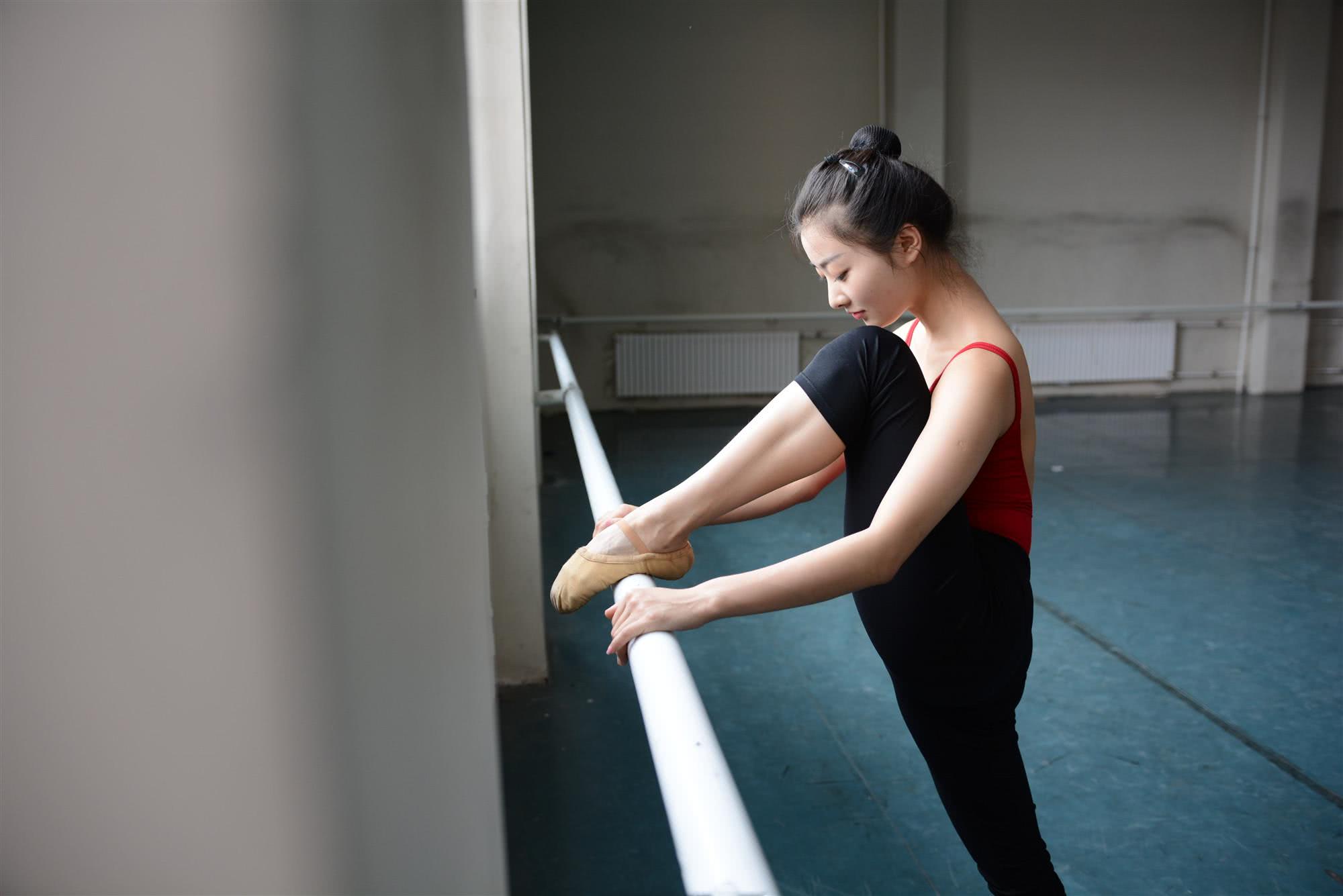 艺考舞蹈生日常训练有多痛,舞蹈艺考训练痛哭有必要吗