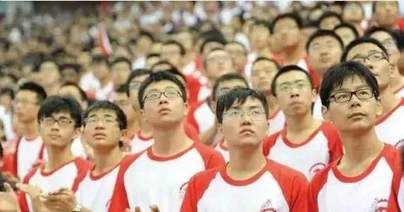 4岁儿童近视700度是真性近视吗,父母都是近视600度孩子会近视吗