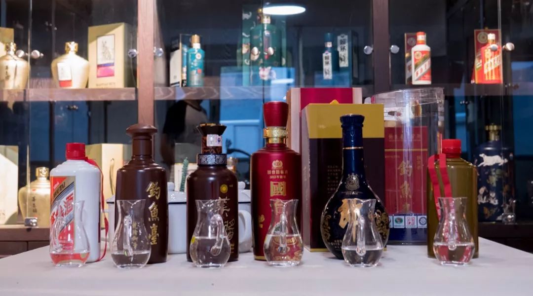 奈不何茅台老大，这两瓶酒都在争老二，找来尝尝看怎么样