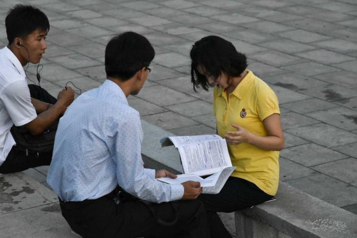 朝鲜街头的时髦小伙，最后一张照片学英语的小伙子有个漂亮女朋友