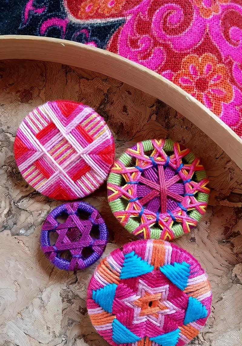 一个圆周边加一点装饰,用彩线做简单的小装饰