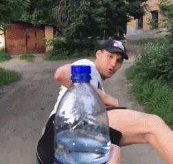 全世界都在挑战瓶盖，但请小心你的韧带