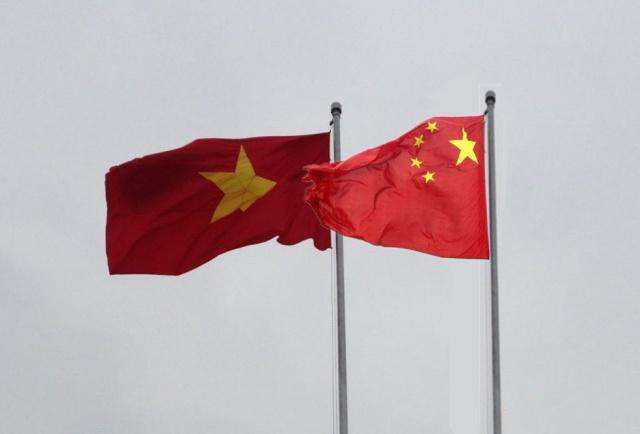 中缅边境五星红旗飘扬,越南热评中越边境