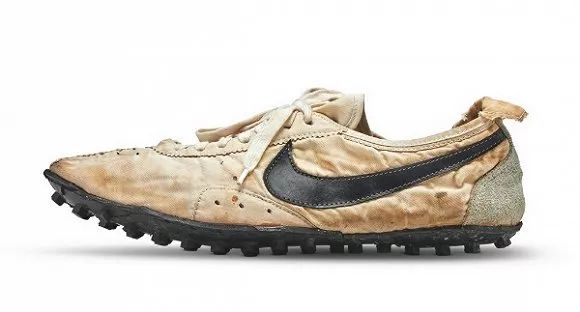 一双耐克鞋40多万美元，破成交纪录的神秘主人是谁？