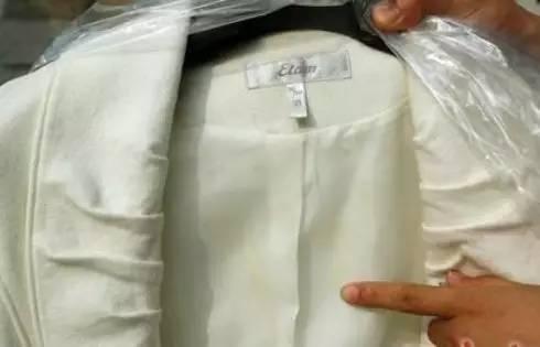 衣服发黄了用84消毒液可以洗掉吗,84消毒液洒在衣服上变色怎么去除