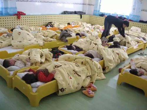 幼儿园午睡老师盖被子视频,幼儿园小男孩被老师掀开被子