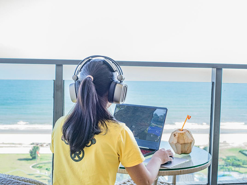 选对好的电脑，周末在家开黑带小姐姐一起飞