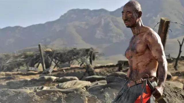 中国男明星肌肉排名前十名,60岁老戏骨肌肉