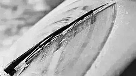 冬天玻璃结冰怎么处理,冬天车玻璃结冰可以用吹风机吹吗