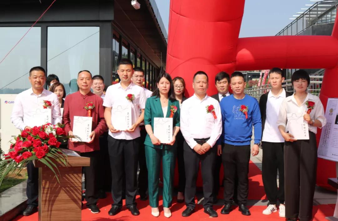 甬妈妈入驻南湖爱心捐赠仪式暨《甬帮融合热菜》新书发布成功举办