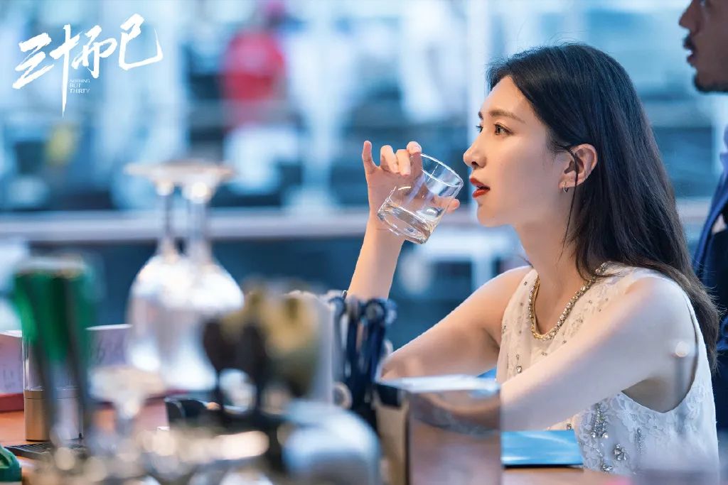 顾佳戴的白金项链,顾佳的手镯多少钱