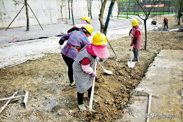 威远连界足球基地,总投资5000万体育综合体