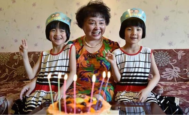 60岁盛海琳高龄产妇生下双胞胎,60岁生双胞胎的盛海琳丈夫离世
