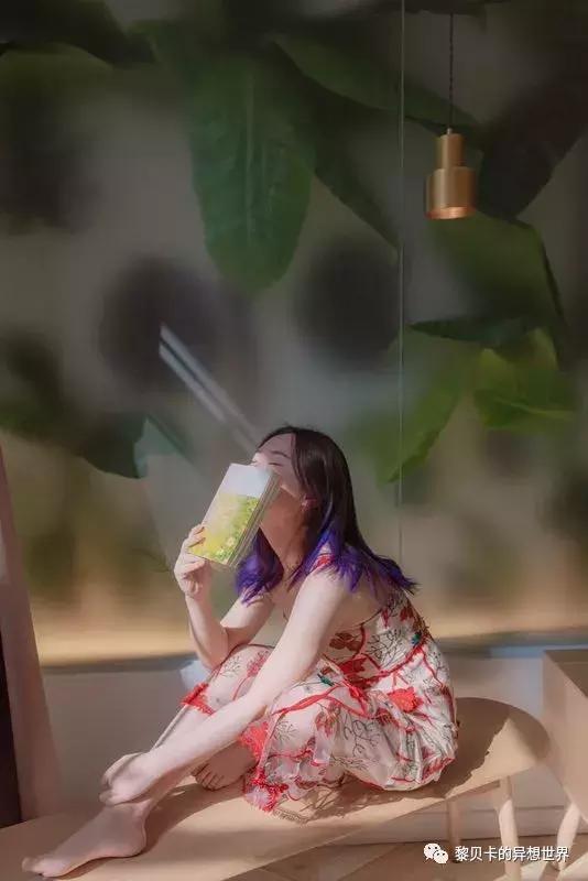 她们穿的连衣裙,她们穿的花裙子