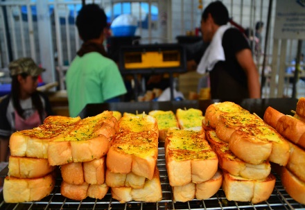 逛曼谷火车头夜市芒果西施,逛曼谷百丽宫美食中心