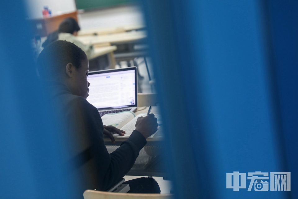 这位来自非洲的“吕布”如今成了“中国通”