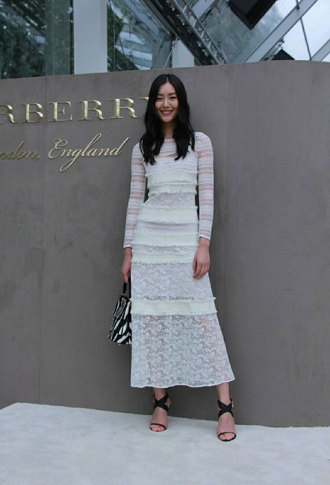 49岁金南珠穿什么颜色好看,金南珠穿红色连衣裙