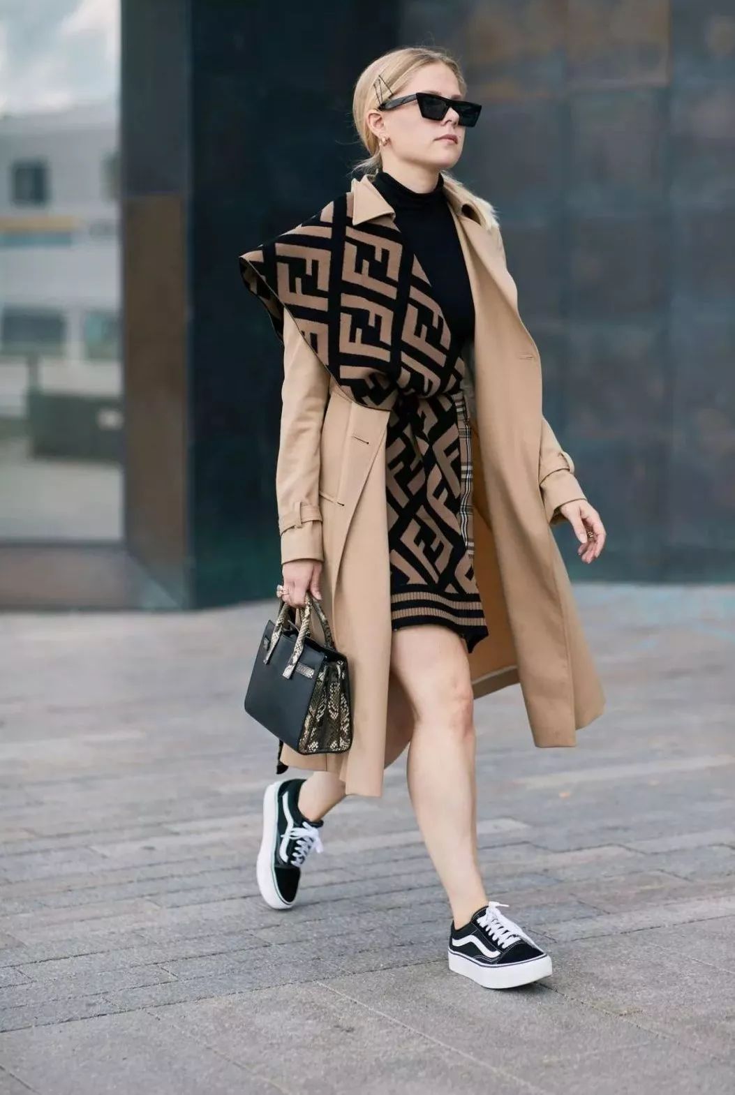 围巾怎样系秒变内搭,围巾自己织的怎么系