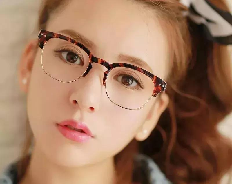 透明镜框适合脸黑,皮肤暗沉如何挑选镜框