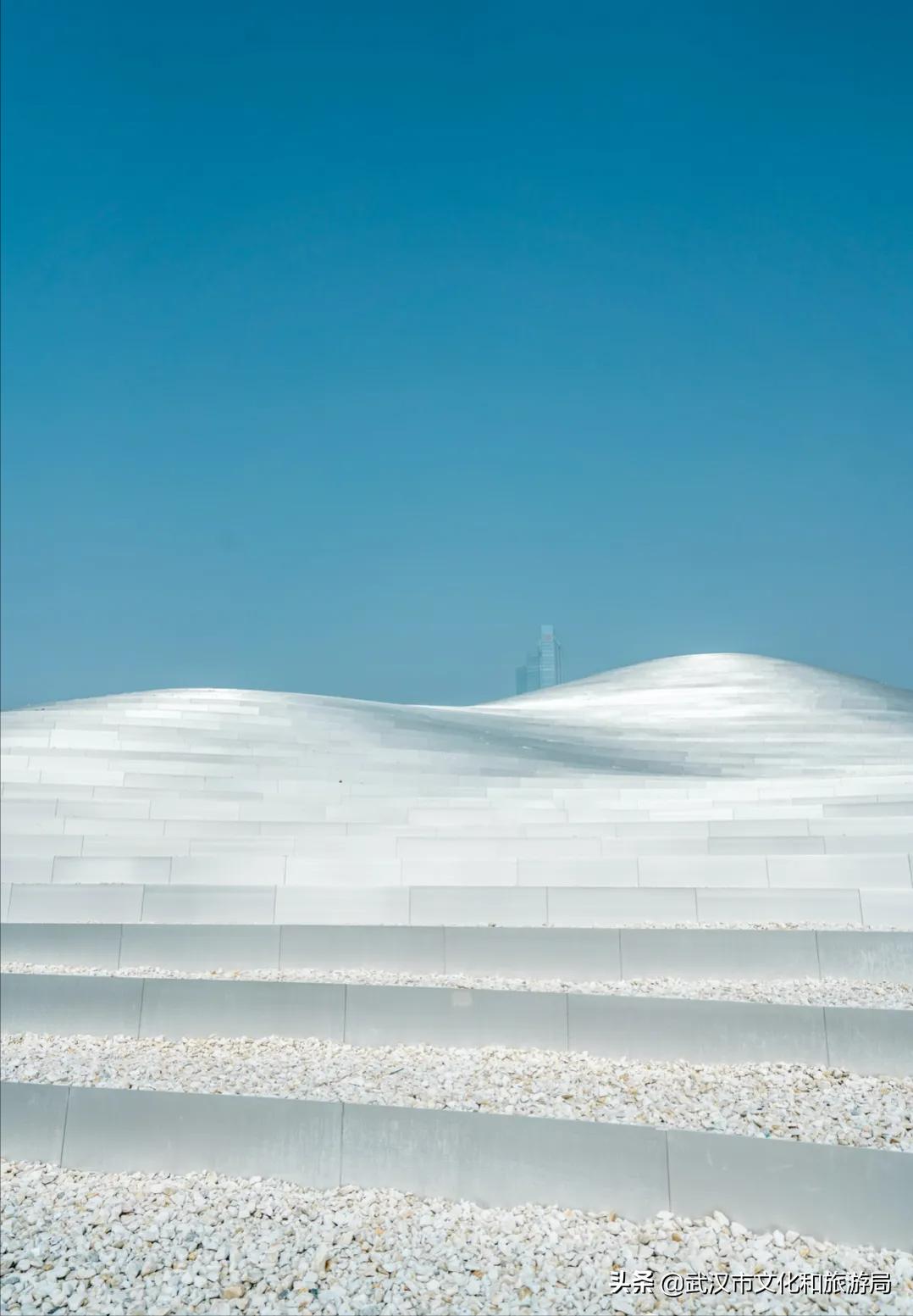 骑车给手机充电,武汉街头给手机充电路灯