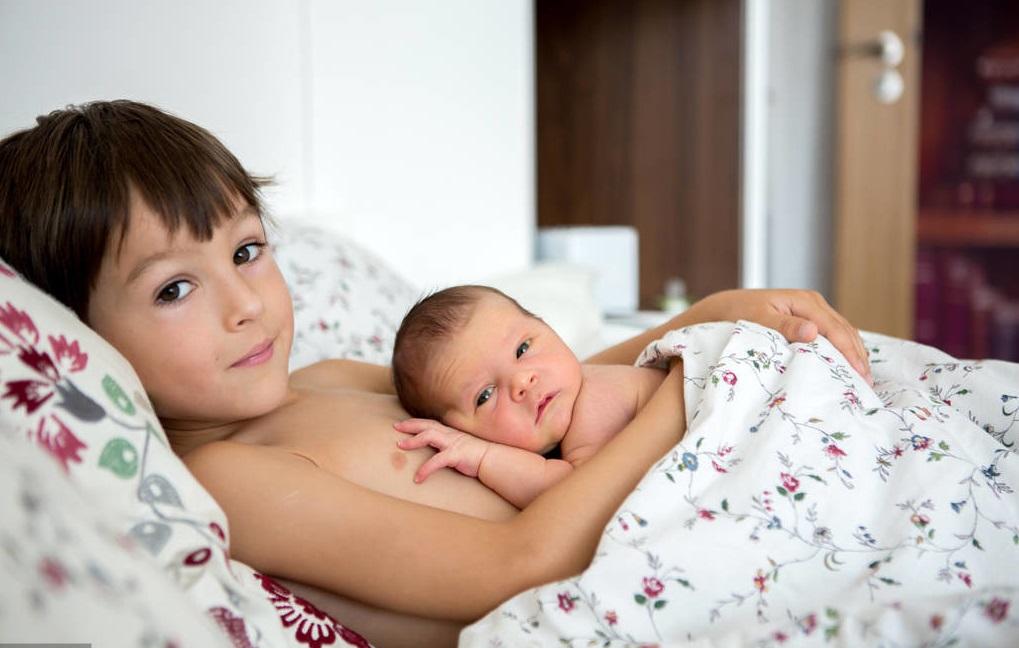 双胞胎姐姐妹妹大哭,双胞胎姐妹每天都大哭