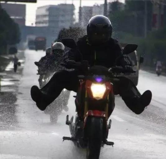 暴雨天开车注意事项和禁忌,暴雨天气出门注意哪些事项
