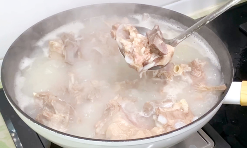 炖羊肉胡萝卜焯水好还是不焯水好,炖羊肉焯水的正确方法