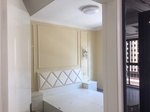 全包只花了11万，连床都是木工现场包做，打扫干净就差沙发电视了