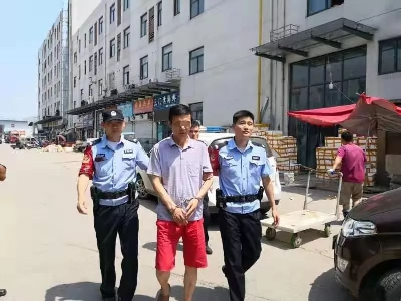 斩断伸向人民群众的黑手,斩断伸向商铺的黑手