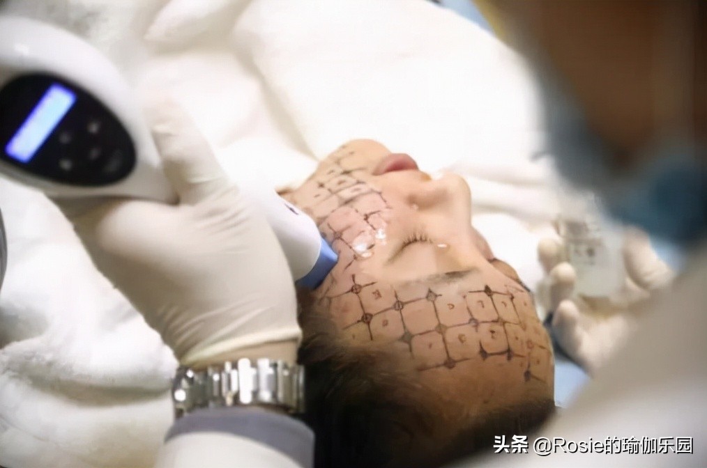 57岁巩俐怎样保持年轻呢,55岁的巩俐凭什么美炸了