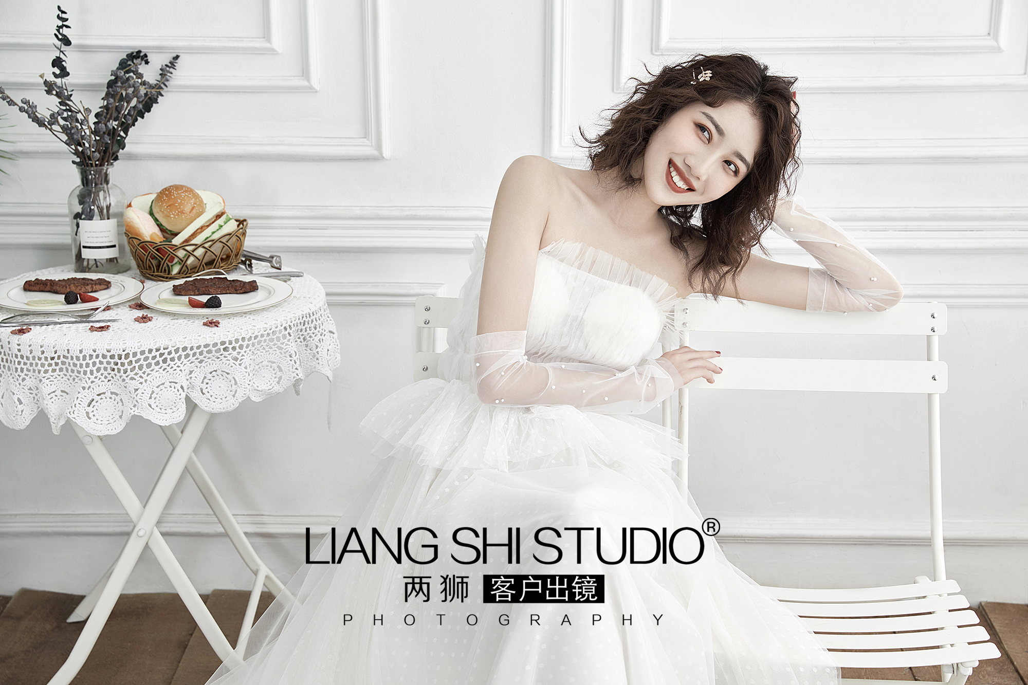 韩式极简内景婚纱照文案,鱼尾裙韩式内景婚纱照