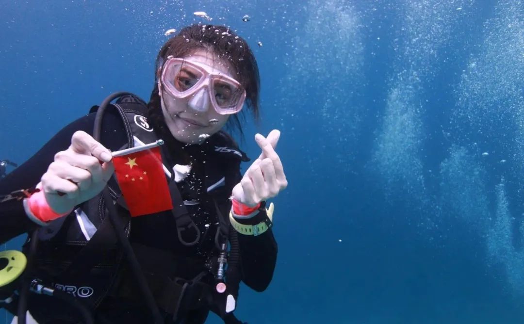 何灏浩：水中*物尤**，人间女神