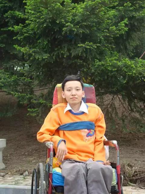 从小患肌无力，六年写一本书感动世界，马云也为他的书写序站台