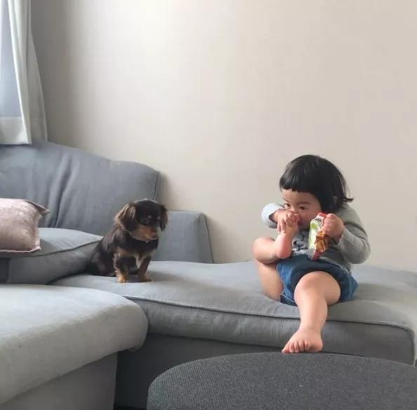 晒女儿搞怪丑萌照,亲妈狂晒女儿丑照