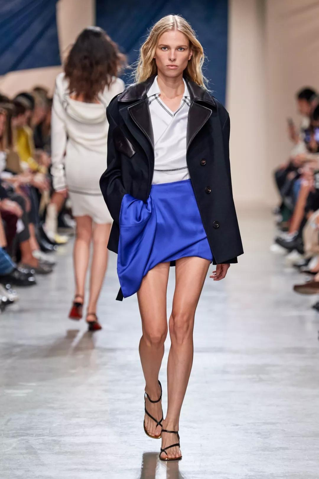 2020流行什么颜色的衣服,今年最流行的衣服颜色是什么颜色