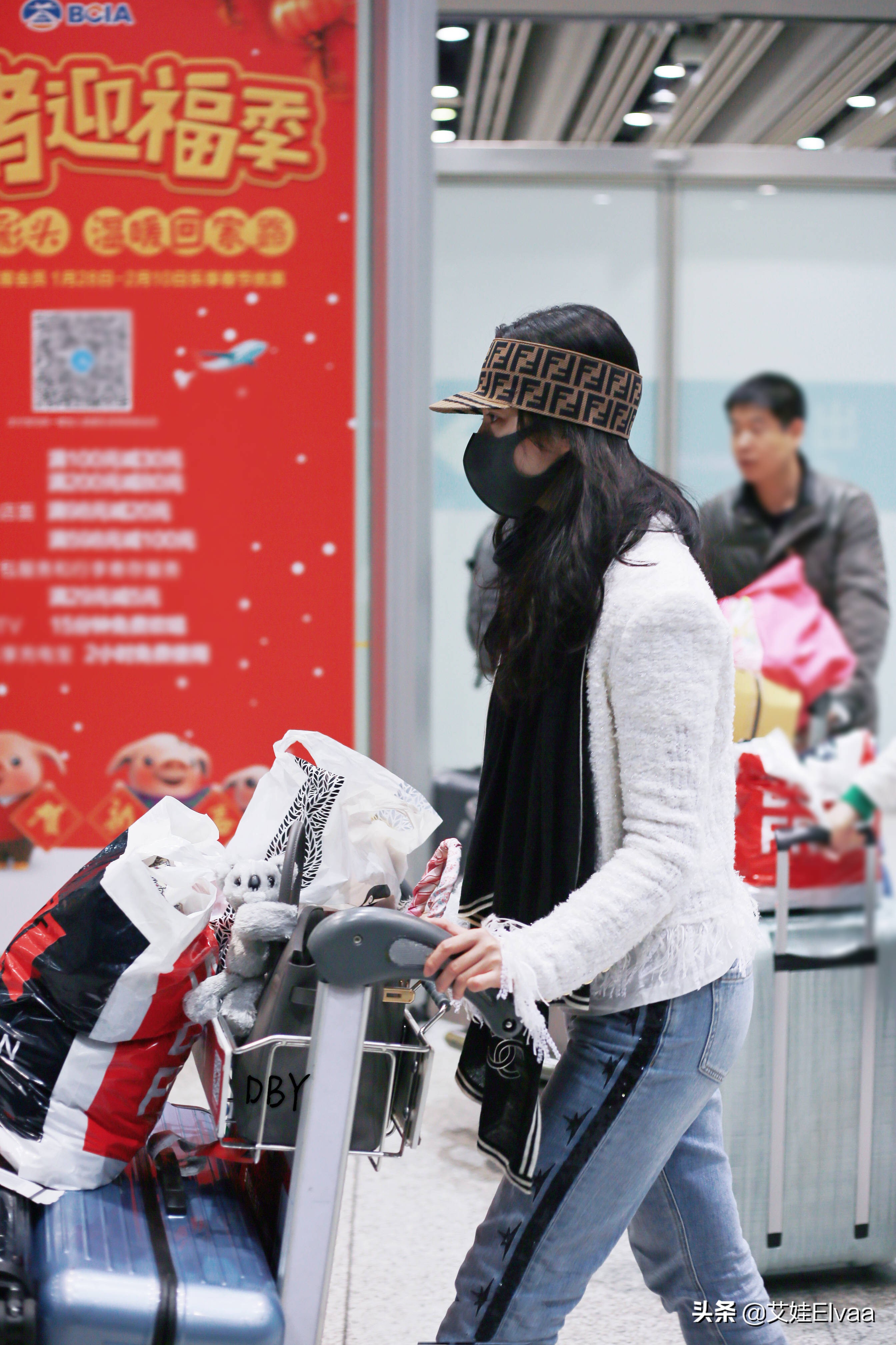 刘亦菲*服私**真是豪气，2万8包包配8700真丝围巾，光帽子我也买不起