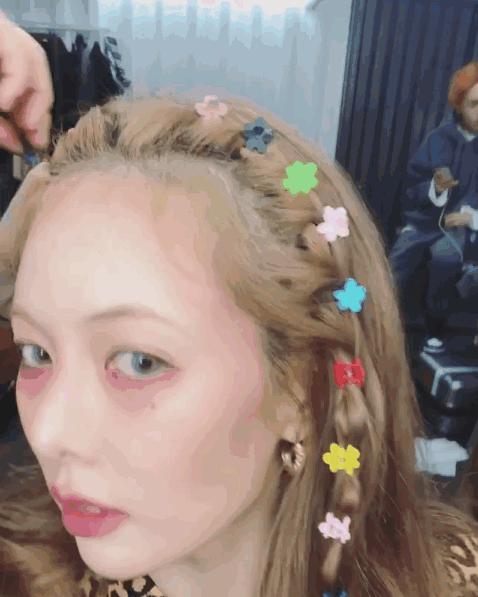 泫雅巅峰时期黑发红唇,泫雅深绿色