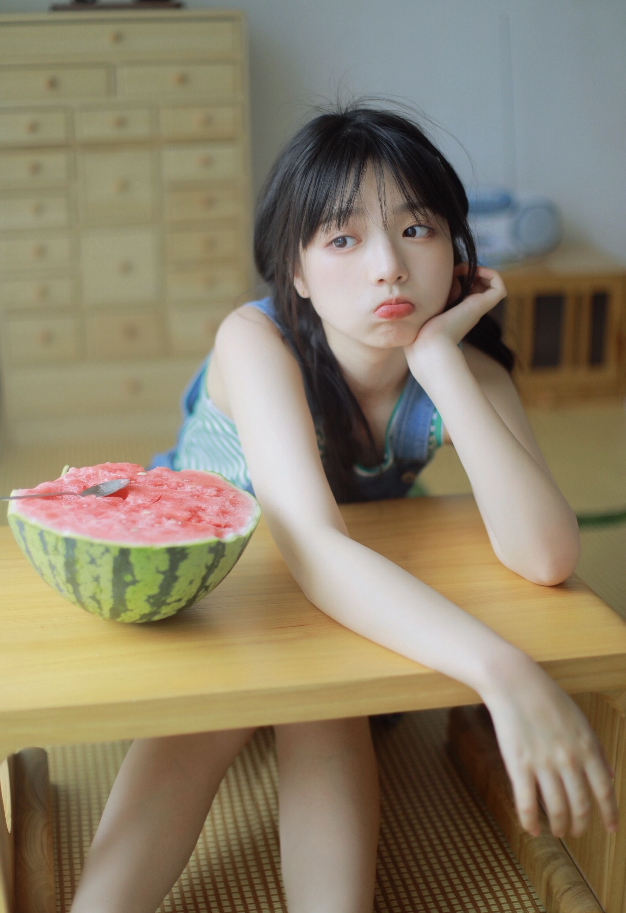 甜美少女丨今天有你，西瓜都变得特别甜